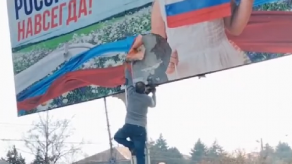 UKRAJINCI UŠLI U HERSON Ljudi skidaju bilbord "Rusija je ovde zauvek" (VIDEO)