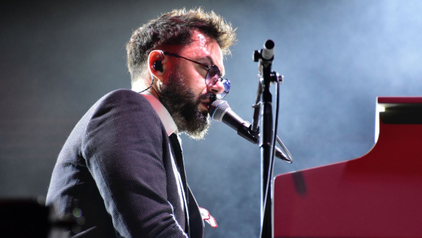 KAO U BAJCI Petar Grašo došao u pratnji ove žene, a ovu baladu je prvu zapevao (VIDEO)