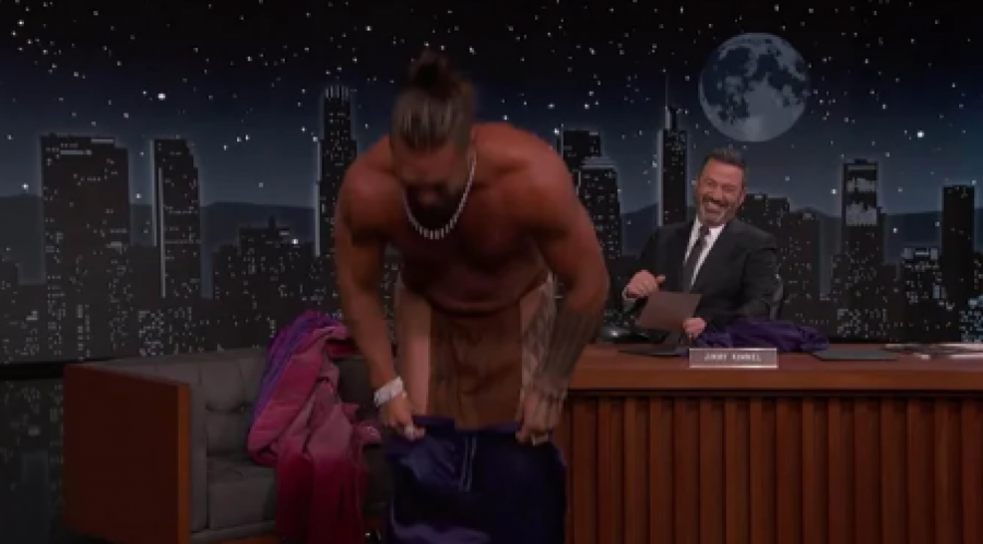 SKINUO SE USRED EMISIJE Popularni glumac izmamio uzdahe širom sveta