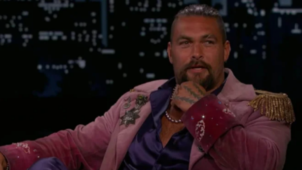 SKINUO SE USRED EMISIJE Popularni glumac izmamio uzdahe širom sveta