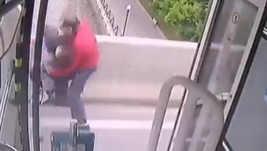 SPASAO ŽENU I DETE SIGURNE SMRTI Vozač autobusa sprečio tragediju u poslednjem trenutku (VIDEO)