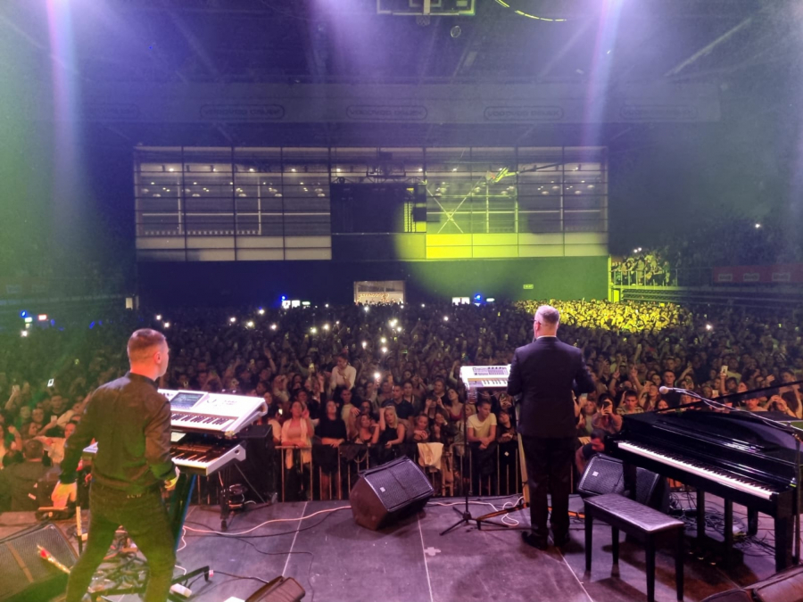 SNIMAK PREPUN EMOCIJE 10.000 ljudi pevalo u prepunoj dvorani u Osijeku sa Matićem