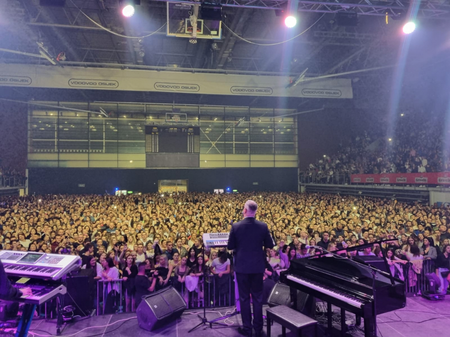 SNIMAK PREPUN EMOCIJE 10.000 ljudi pevalo u prepunoj dvorani u Osijeku sa Matićem