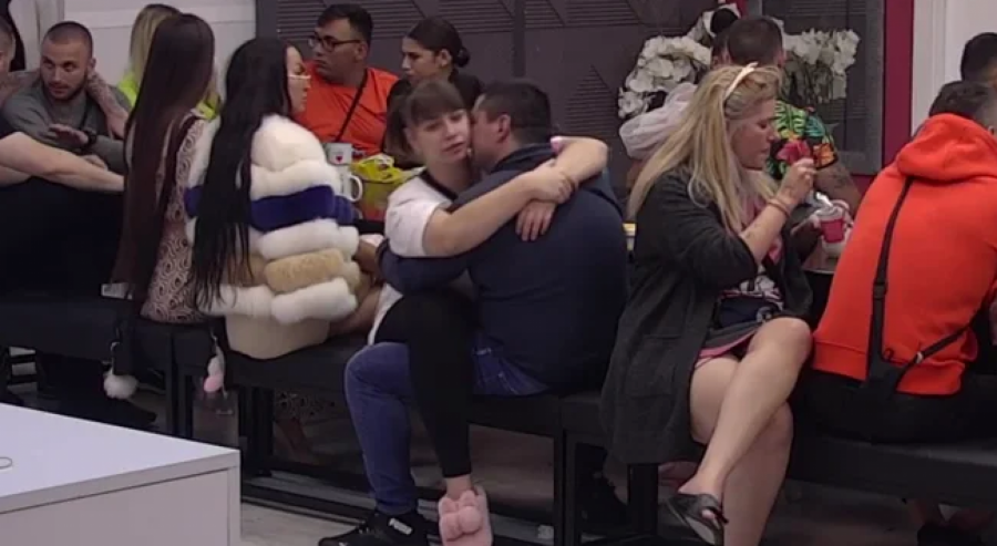 POKAJNICA Nakon što je Zola odbio, Miljana Bebici pevala na uvo