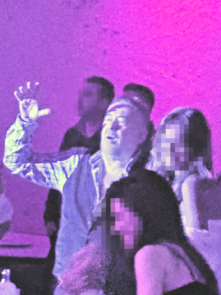 ALO! PAPARAZZO Popularni glumac poput sultana uživao u alkoholu i društvu mladih žena