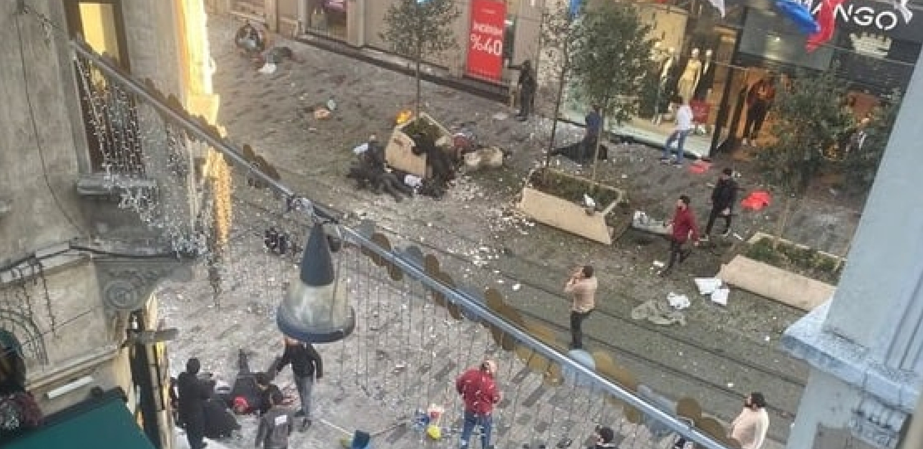 STRAVIČNE SCENE IZ ISTANBULA Ljudi nepomično leže, broje se mrtvi nakon eksplozije (VIDEO)