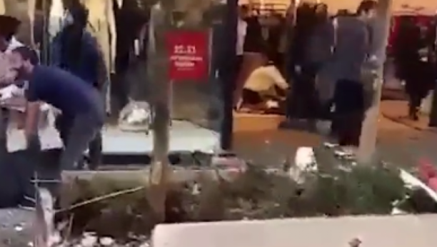 (UZNEMIRUJUĆI VIDEO) PLAČ I OČAJ NA ULICAMA ISTANBULA Raskomadani ljudi leže na zemlji!