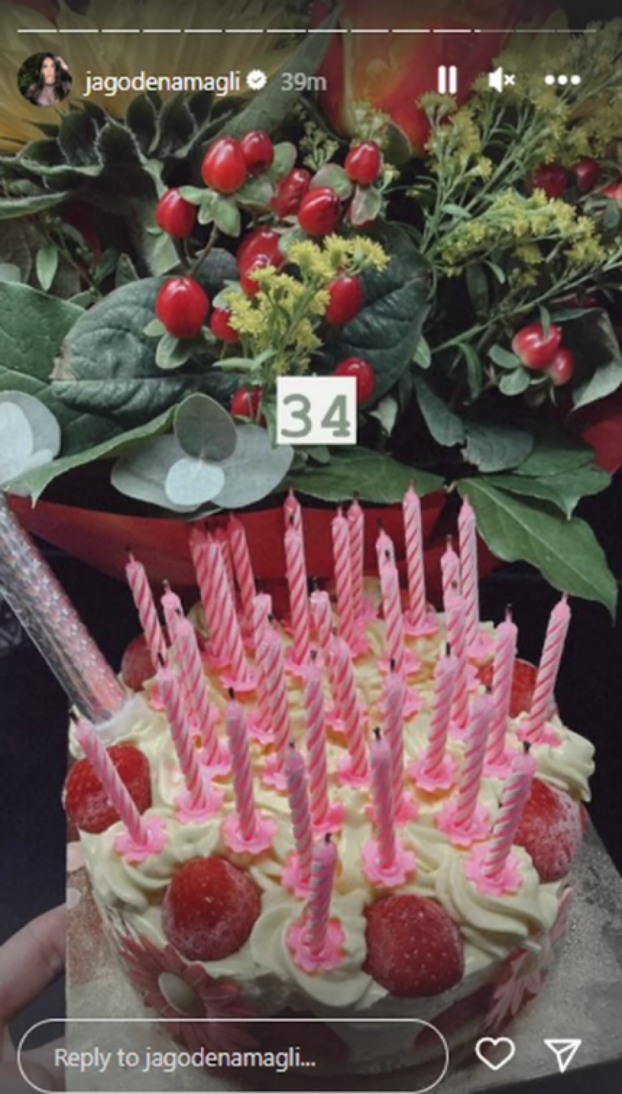 NIKAD IZAZOVNIJA JELISAVETA Utegla se u crno, istakla duge noge, a ovo joj je poseban dan