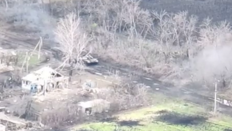 SAD GA VIDIŠ, SAD GA NE VIDIŠ Ukrajinski tenk zalutao gde ne treba, pa nabasao na minu (VIDEO)