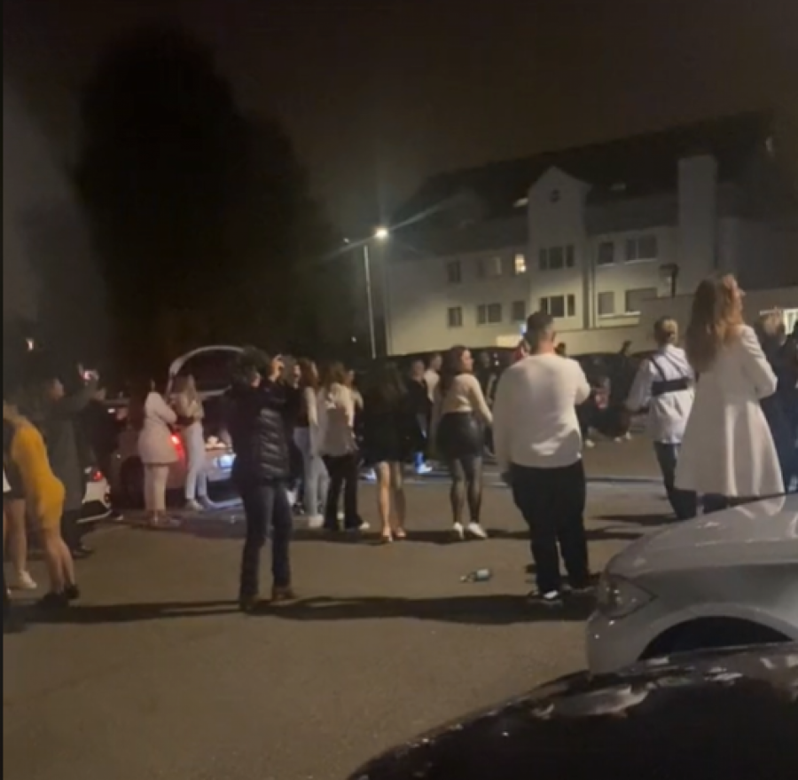 HAOS U ŠVAJCARSKOJ Prekinuti nastupi zbog dojave, publika tokom evakuacije zaigrala kolo (FOTO/VIDEO)