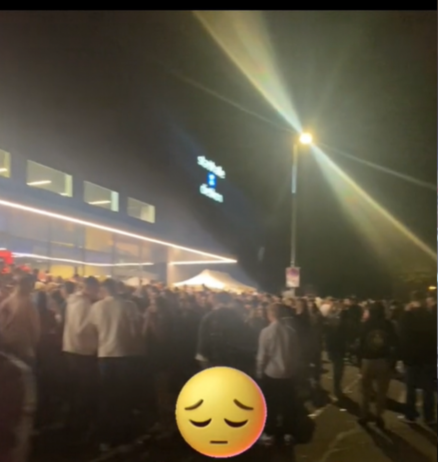 HAOS U ŠVAJCARSKOJ Prekinuti nastupi zbog dojave, publika tokom evakuacije zaigrala kolo (FOTO/VIDEO)