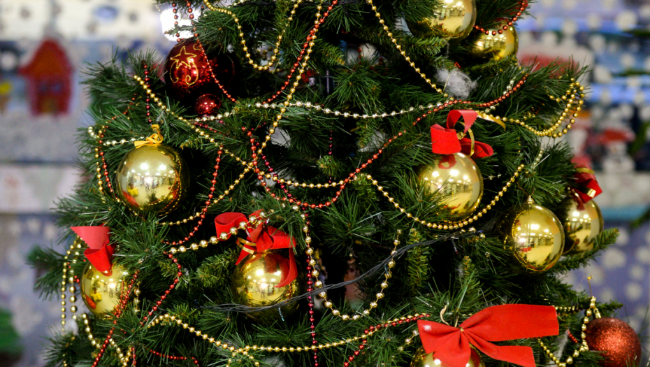 U SUSRET NOVOGODIŠNJIM PRAZNICIMA Ako niste kupili jelku, pravi je čas - ovo su cene prirodnih i veštačkih borova na pijacama i u radnjama!