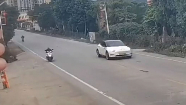 HOROR NA ULICAMA! Kompjuter u pametnom automobilu zakazao i počeo da gazi ljude, vozač ništa nije mogao da uradi! (VIDEO)