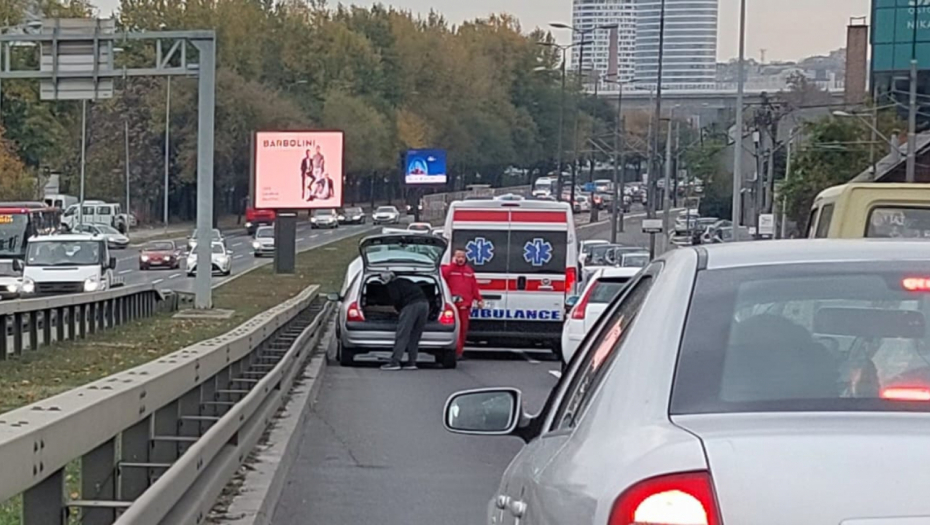 STRAVIČNA NESREĆA NA VOŽDOVCU Sudarila se dva automobila, muškarac i dete povređeni!