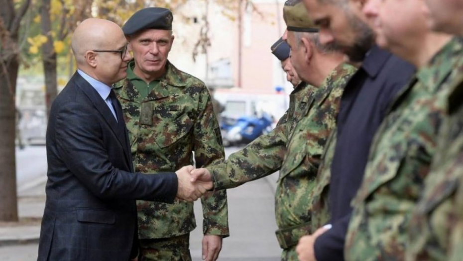SIGURAN ČUVAR NEBA NAD NAŠOM ZEMLJOM Ministar Vučević obišao komandu RV i PVO (FOTO)