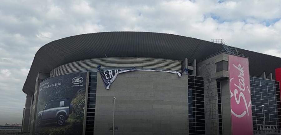DŽINOVSKO PLATNO SE ODMOTAVALO Beograđani u čudu gledali šta se dešava na krovu Štark Arene (FOTO/VIDEO)