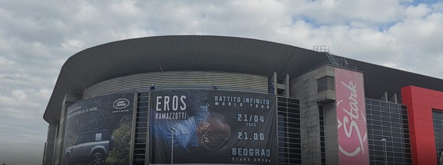 DŽINOVSKO PLATNO SE ODMOTAVALO Beograđani u čudu gledali šta se dešava na krovu Štark Arene (FOTO/VIDEO)