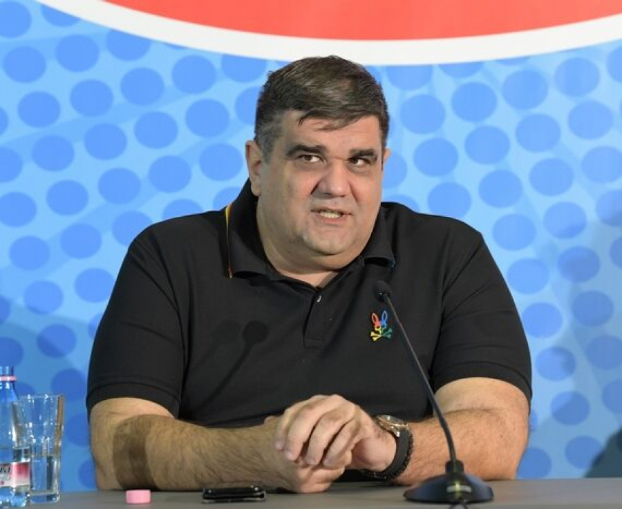 DŽINOVSKO PLATNO SE ODMOTAVALO Beograđani u čudu gledali šta se dešava na krovu Štark Arene (FOTO/VIDEO)