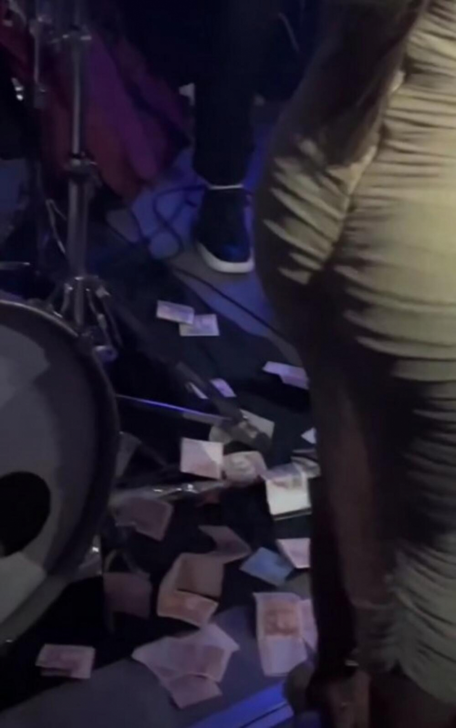 Isplivao snimak, nepoznati muškarac bacao pare, a Sandra Afrika đuska po njima (FOTO/VIDEO)