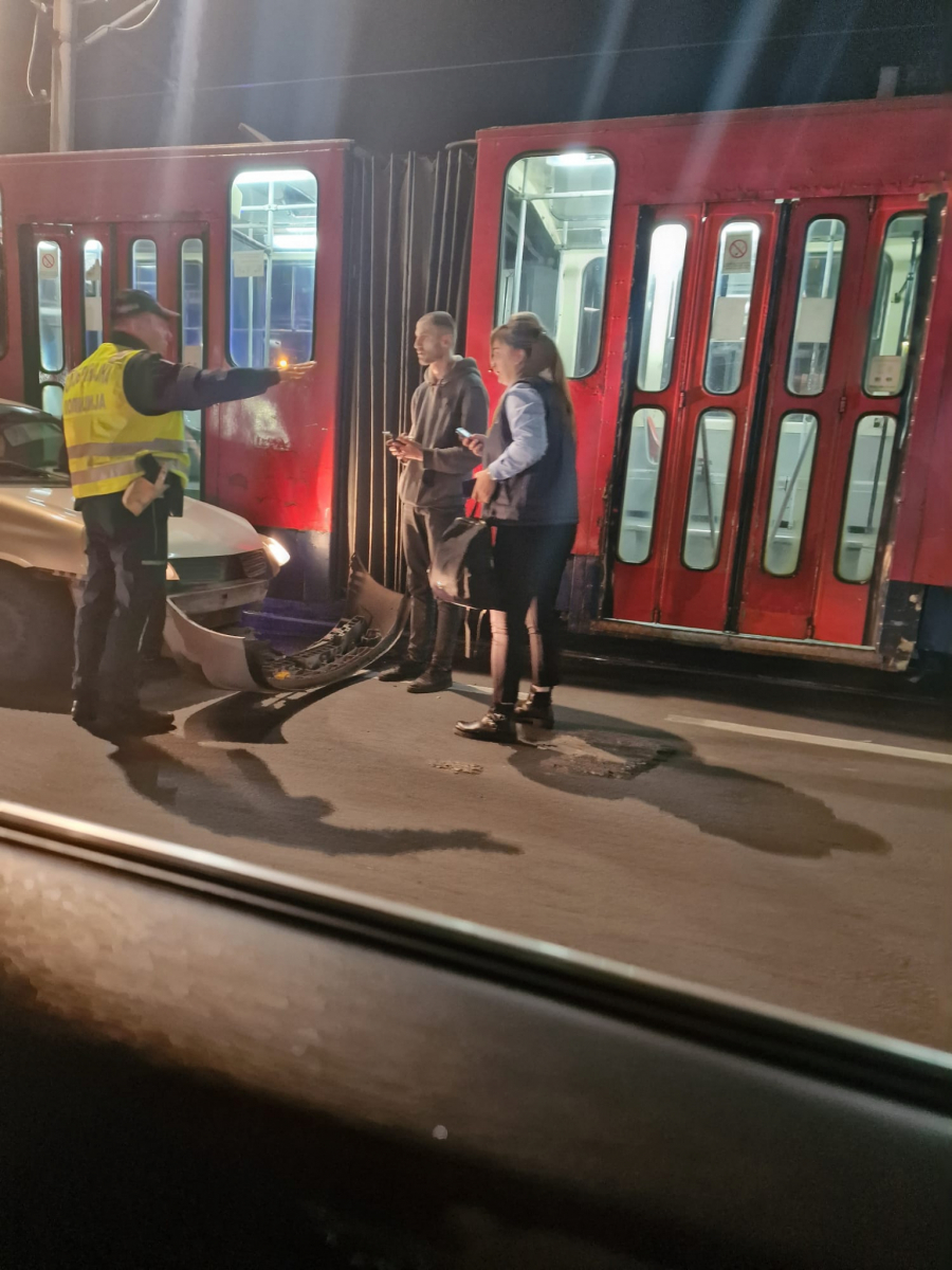 UDES NA BULEVARU Žena naletela automobilom na tramvaj (FOTO)