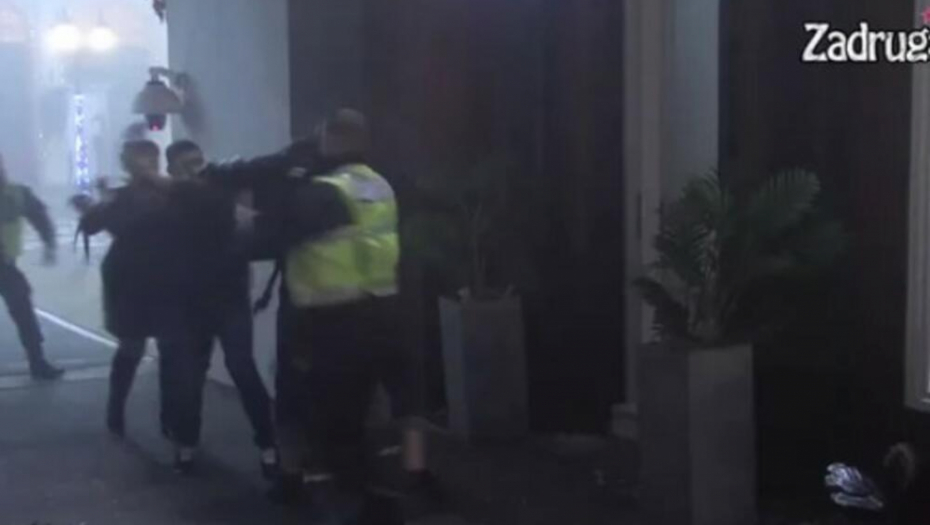 PRODUKCIJA DONELA ODLUKU Bebica nasrnuo na Zolu, obezbeđenje odmah reagovalo (VIDEO)