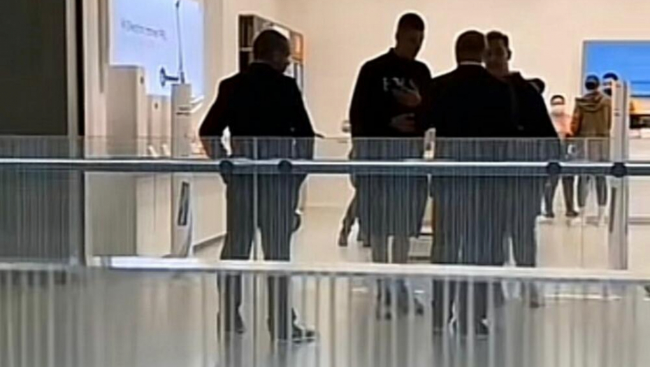 JA SAM BOG Jutjuber Stefan Janković se ponovo bahati, obezbeđenje ga izbacilo napolje (FOTO)