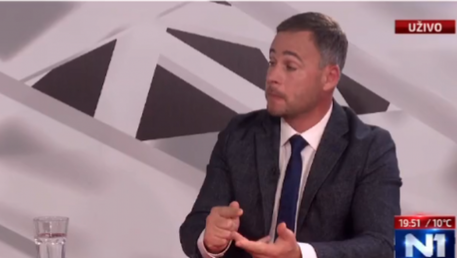 JEREMIĆEV MIKI SE OBRUKAO U JAVNOSTI Svi Šiptari viču "hvala Vuče", a on optužio Vučića! (VIDEO)