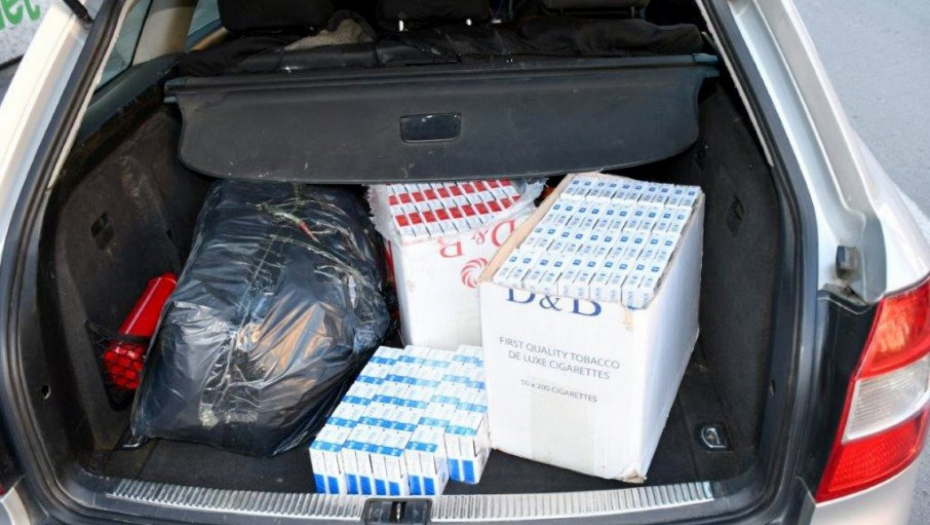 POPUŠIO I KRIVIČNU PRIJAVU Muškarac iz Leskovca u gepeku automobila krio cigarete i duvan, količina enormna! (FOTO)