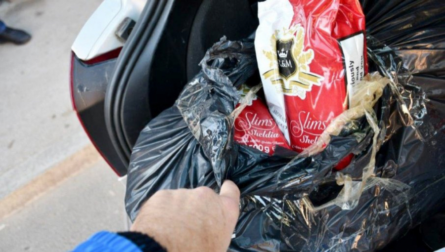 POPUŠIO I KRIVIČNU PRIJAVU Muškarac iz Leskovca u gepeku automobila krio cigarete i duvan, količina enormna! (FOTO)