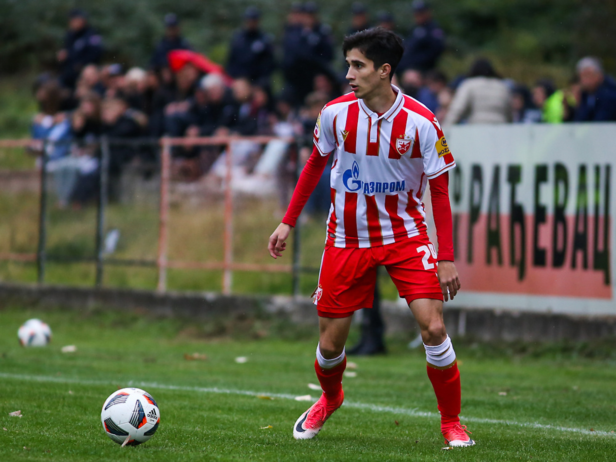 ZVEZDA UVELIČALA PROSLAVU U KRUPNJU Crveno-beli savladali Rađevac, 