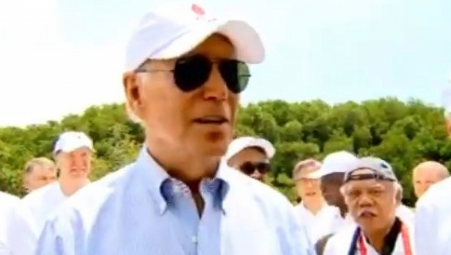 PREDSEDNIK BAŠ UME DA SE ZABAVLJA Bajden napravio skandal na Samitu G20 na Baliju, pipao mišiće ruskom snimatelju, novinari se valjali od smeha