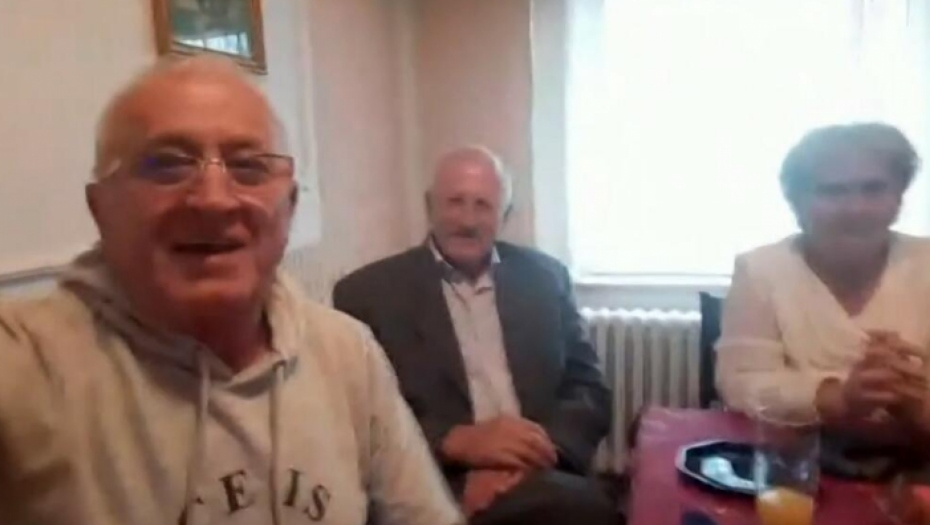 DOBAR DOMAĆIN Era Ojdanić otvorio vrata doma i pokazao kako se slavi slava (FOTO)