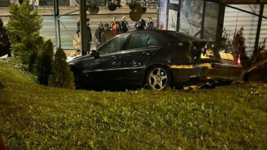 DEVOJKA ULETELA KOLIMA MEĐU LJUDE Nesreća u Požeškoj ulici preko puta škole (VIDEO)