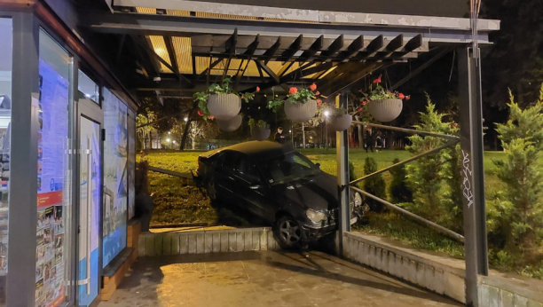 ALO! NA LICU MESTA Snimak užasne nesreće u Požeškoj ulici, svi se pitaju kako je auto dospeo tu? (FOTO/VIDEO)