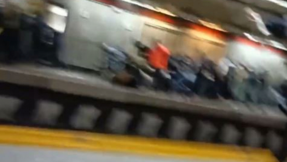 KRVOPROLIĆE U IRANSKOM METROU! Policajci otvorili vatru, nastao stampedo! (VIDEO)