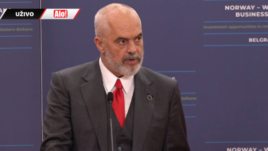 VUČIĆ ODGOVORIO EDIJU RAMI O BARIKADAMA "Uđoše u vladu, a Srbi u Crnoj Gori nemaju pravo leba da se najedu!"