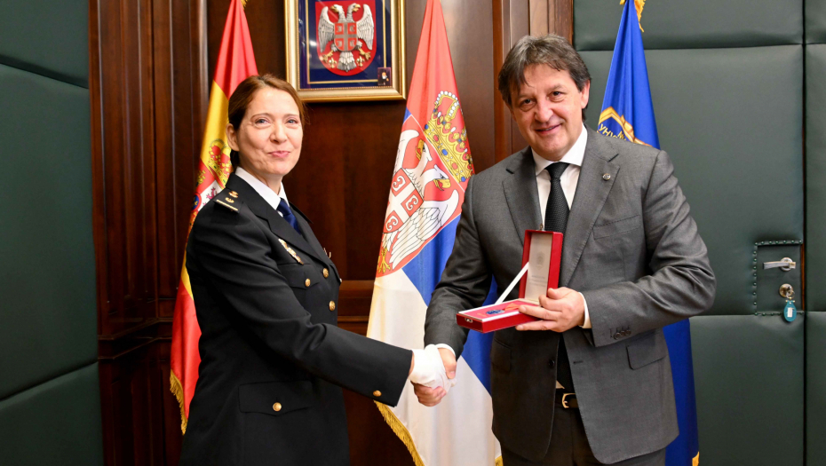 GAŠIĆ I BARTOLOME MOLINA Uručena odlikovanja za uspešno sprovedenu akciju i sveukupne zasluge u borbi protiv organizovanog kriminala policajcima Srbije i Španije (FOTO)