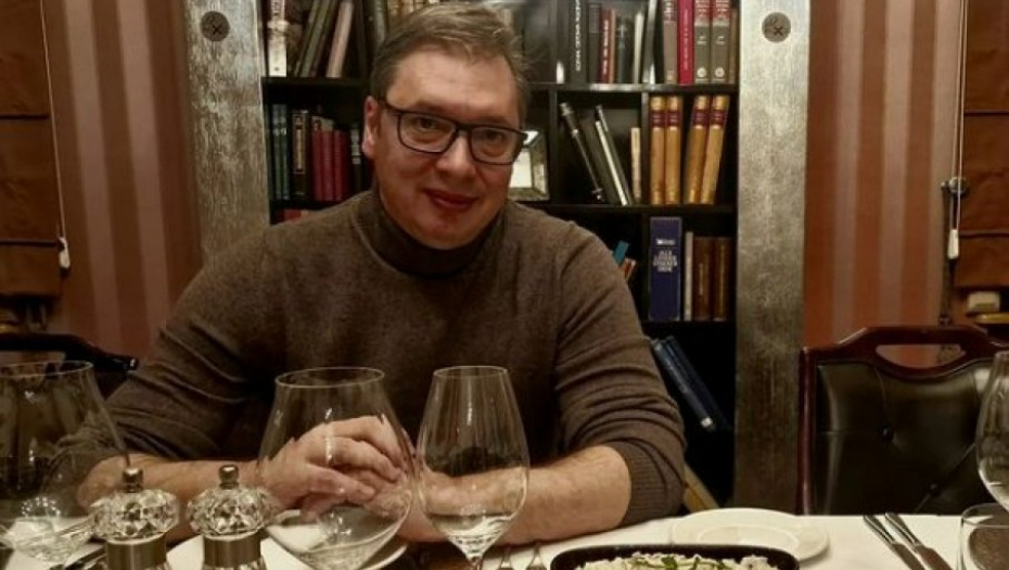 VUČIĆ ODUŠEVIO OBJAVOM Evo šta radi dok čeka prijatelje na večeri - najavio sjajne vesti! (FOTO)
