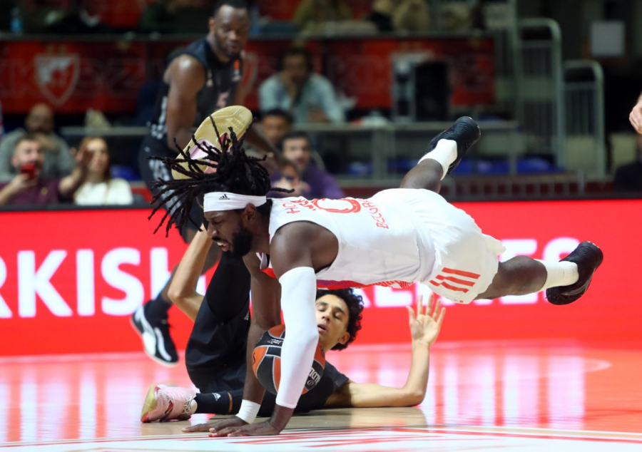 DRAMA PRIPALA ZVEZDI Crveno-beli umalo od gotovog napravili veresiju, izdigli se posle lošeg trećeg perioda i srušili Asvel na debiju Duška Ivanovića