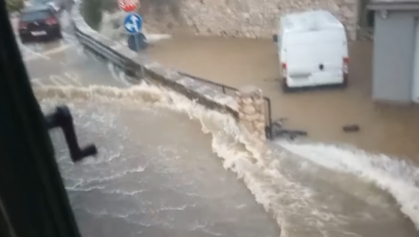 POTOP U HRVATSKOJ Pod vodom automobili i autobusi, saobraćaj onemogućen u ovim gradovima  (VIDEO)