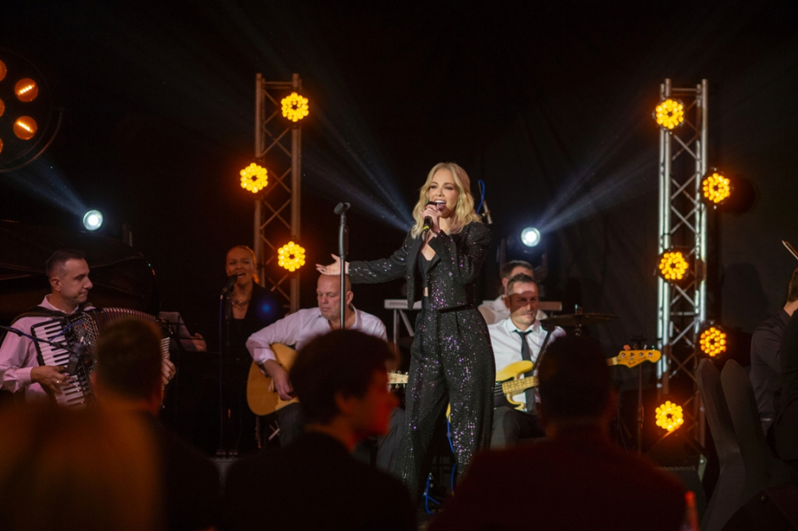 Jelena Rozga izdala akustik album i “dala gas” pred početak regionalne turneje u okviru koje nastupa i u Beogradu