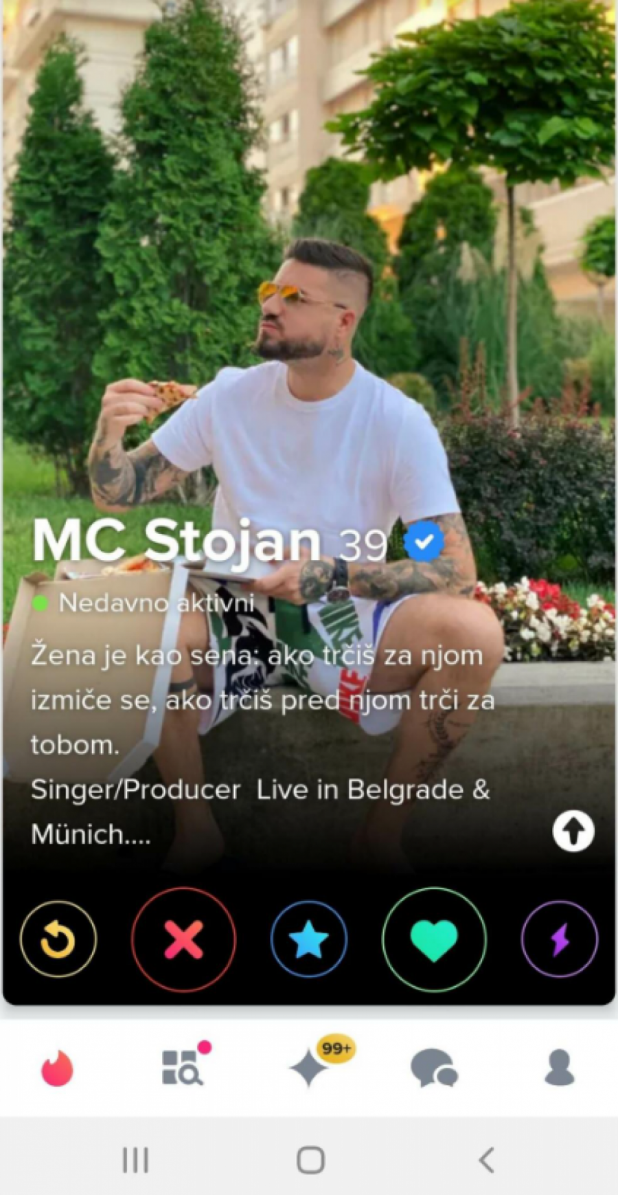 MC STOJAN UGOVARA S* KS PREKO INTERNETA? Napravio profil na dejting aplikaciji i vrbuje devojke:  Slao mi je nepristojne poruke