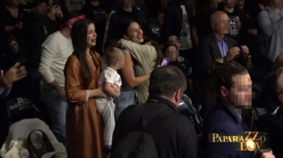 NAJJAČI ZAGRLJAJ ZA MAJKU Ovako je Ceca bodrila Veljka na bokserskom meču