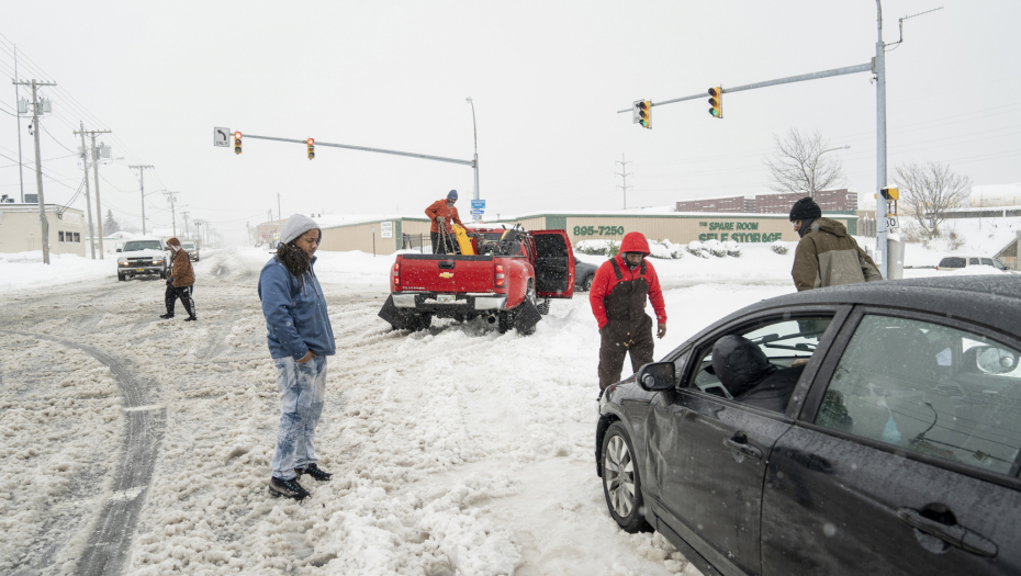 SNEŽNA OLUJA PARALISALA AMERIKU! Potpuni kolaps, već ima mrtvih! (FOTO)