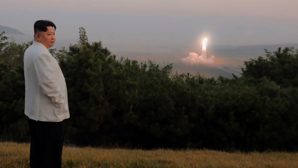 KIM DŽONG UN PRVI PUT POKAZAO ĆERKU U JAVNOSTI Devojčica u belom kaputu posmatrala lansiranje balističke rakete (FOTO)