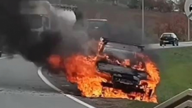 HOROR U SREMSKOJ KAMENICI Automobil gori pored puta, ljudi u panici! (VIDEO)