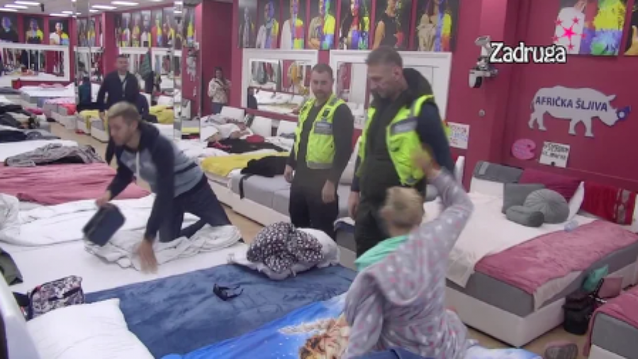 ANĐELA NASRNULA NA BOŽU Žestoki rat učesnika, obezbeđenje ih jedva razdvojilo (VIDEO)