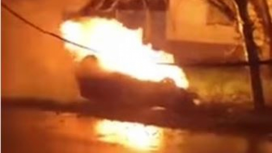 AUTO SE PRETVORIO U BUKTINJU! Gori "alfa" na putu kod Obrenovca, vatra i dim iz haube izbijaju (VIDEO)
