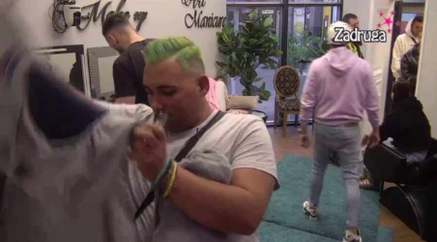 POTPUNA TRANSFORMACIJA Neca ušao sa braon kosom, farbao se u plavo, a sada se odlučio na drastičnu promenu