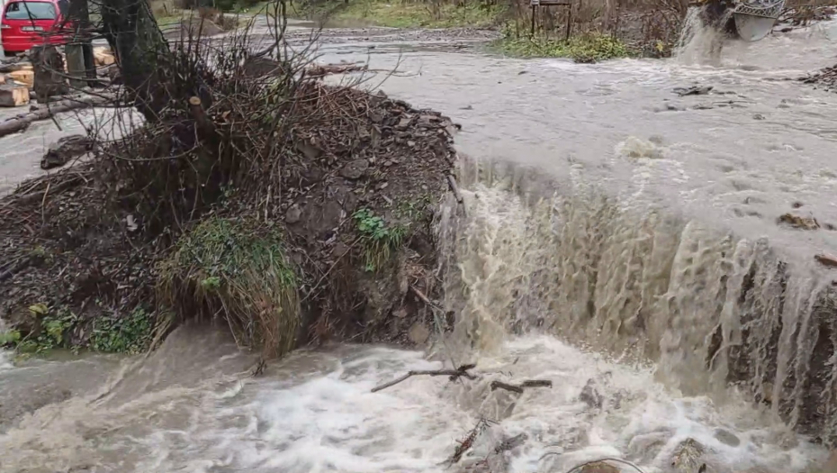 KIŠA NAPRAVILA HAOS U IVANJICI Bujica čupa drveće, poplavljen glavni put, voda preti da uđe u kuće! (FOTO/VIDEO)